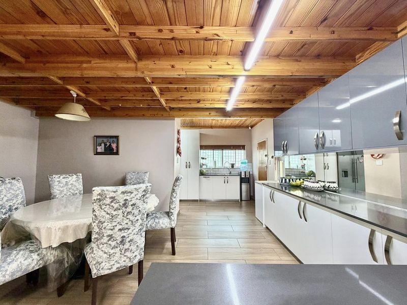 5 Bedroom House For Sale in Olympia - Photo 2