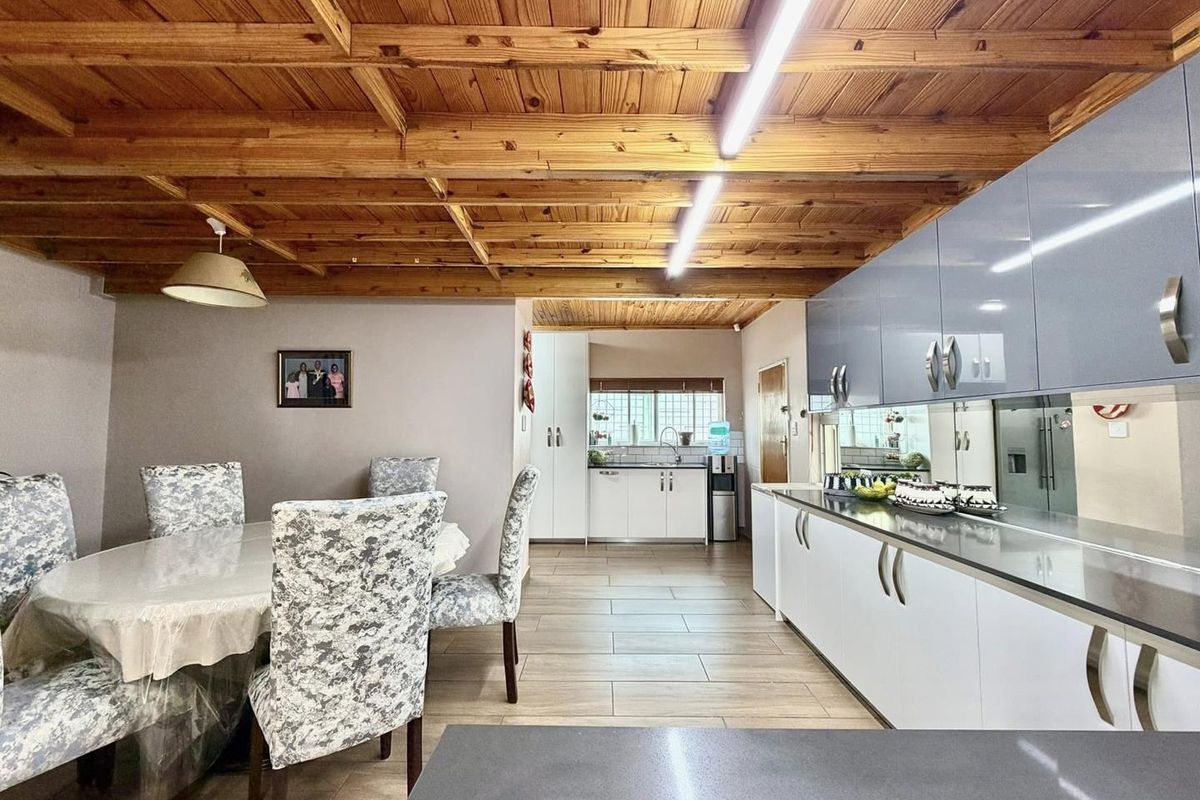 5 Bedroom House For Sale in Olympia - Photo 2