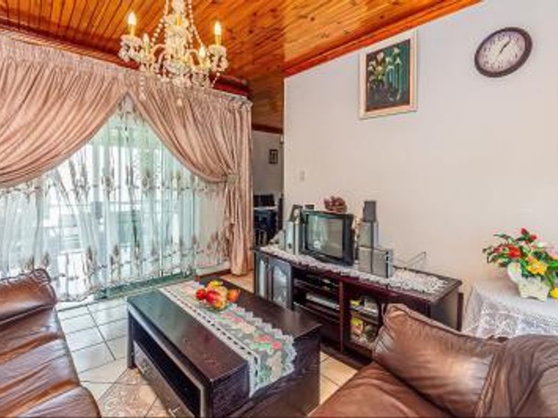 Lovely 3 Bedroom Family Home for Sale - Photo 6