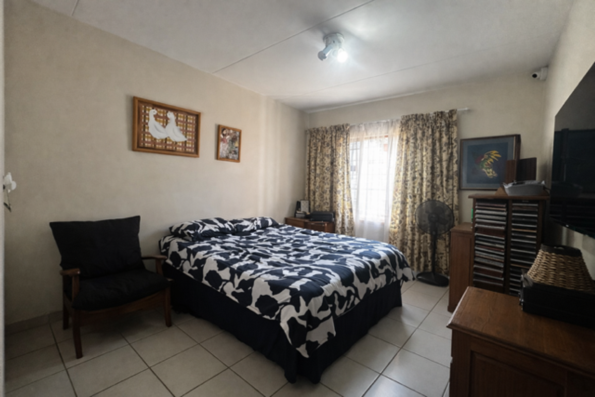 Secure & Stylish Townhouse Living in Langenhovenpark - Photo 5