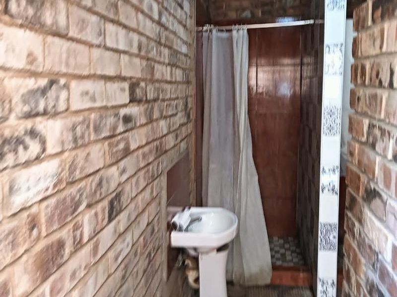 Live & Earn: 4-Bed Home + 9 Rented Units in Mahube Valley! - Photo 5