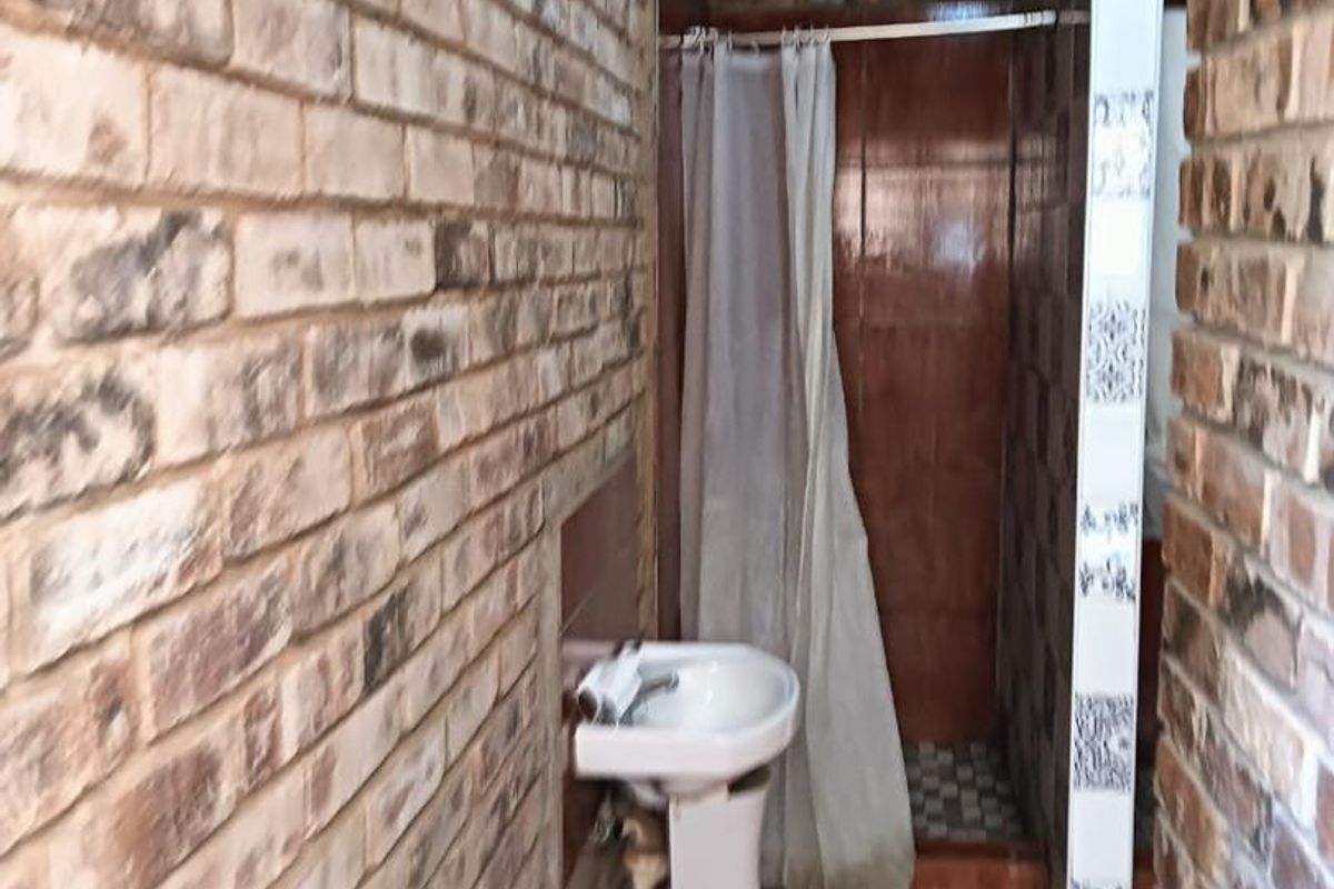 Live & Earn: 4-Bed Home + 9 Rented Units in Mahube Valley! - Photo 5