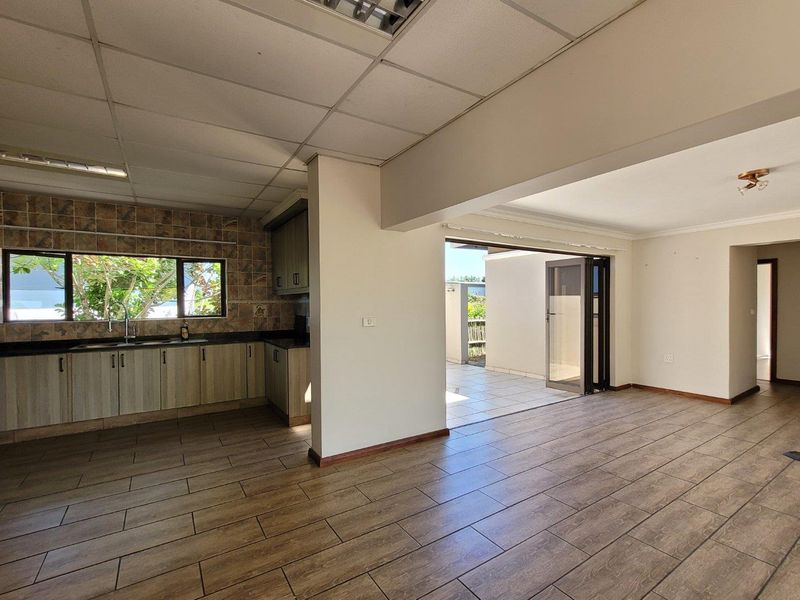 Palm Lakes Spacious Home - Photo 4