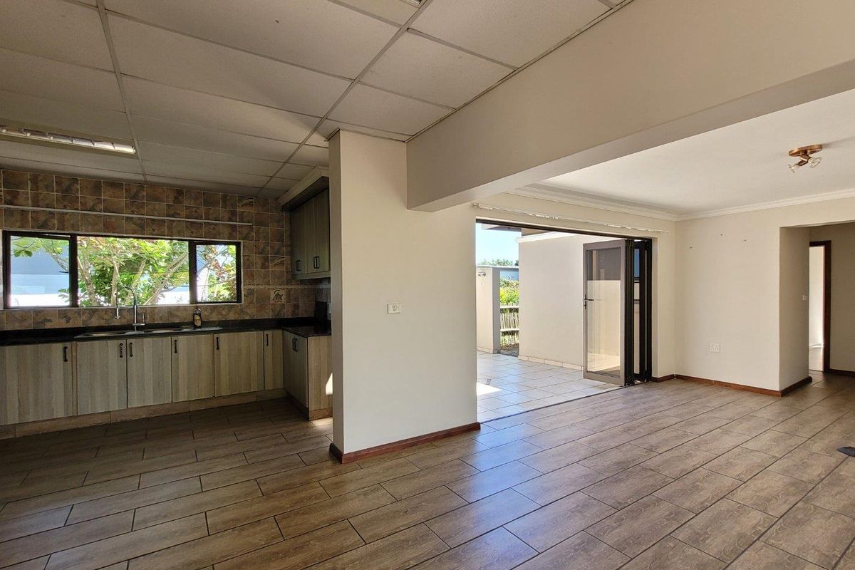 Palm Lakes Spacious Home - Photo 4