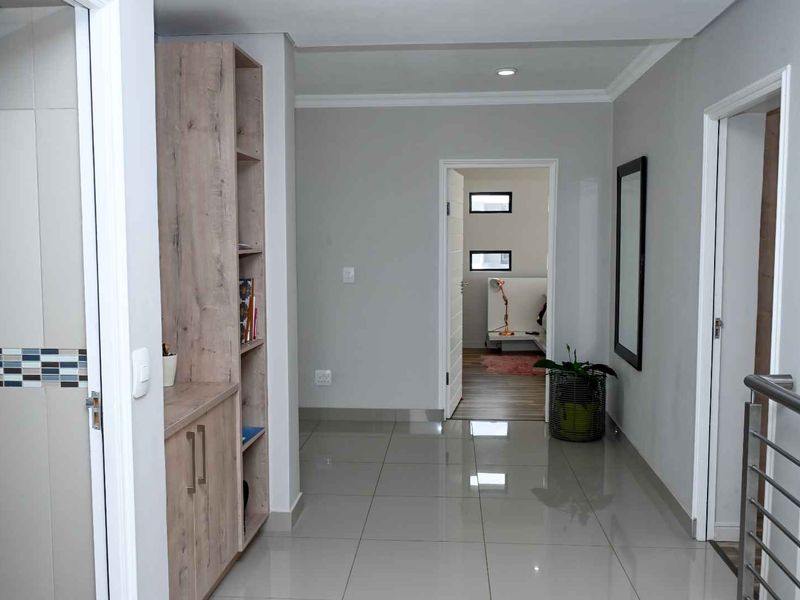 Magnificent Modern 4 Bedroom, 3,5 Bathroom House to Rent in the sought after Six Fountains Estate. Ideal for the Executive or an Embassy. - Photo 9