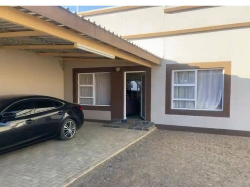 Looking for a neat, spacious home in a quiet complex with only a few units? This beautiful property offers comfort, privacy, and convenience all in one! 🌿 - Photo 2