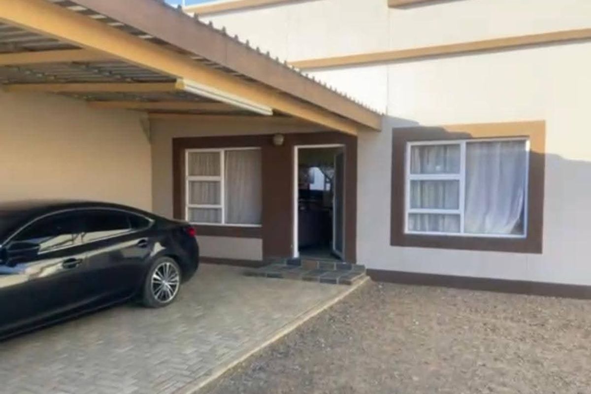 Looking for a neat, spacious home in a quiet complex with only a few units? This beautiful property offers comfort, privacy, and convenience all in one! 🌿 - Photo 2