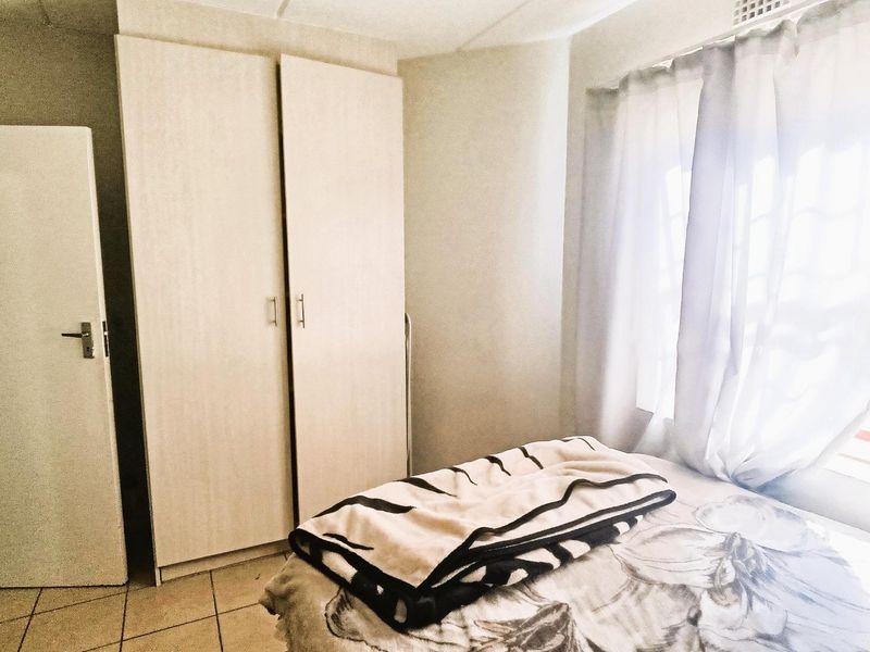 **Charming 1 Bedroom Ground Floor Unit in Lifestyle Security Complex** - Photo 5