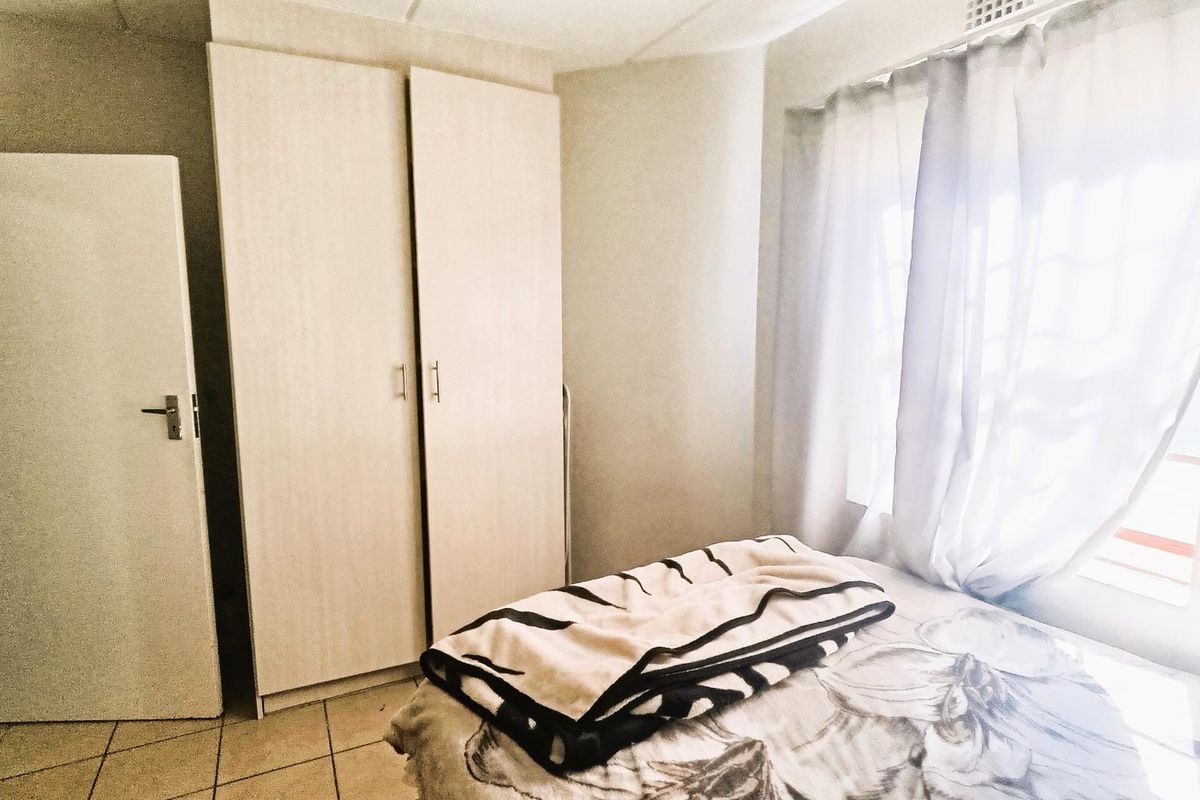 **Charming 1 Bedroom Ground Floor Unit in Lifestyle Security Complex** - Photo 5