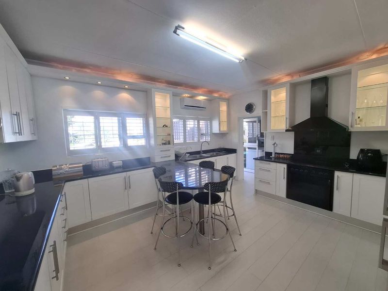 Gorgeous single level home with amazing garden - Photo 7