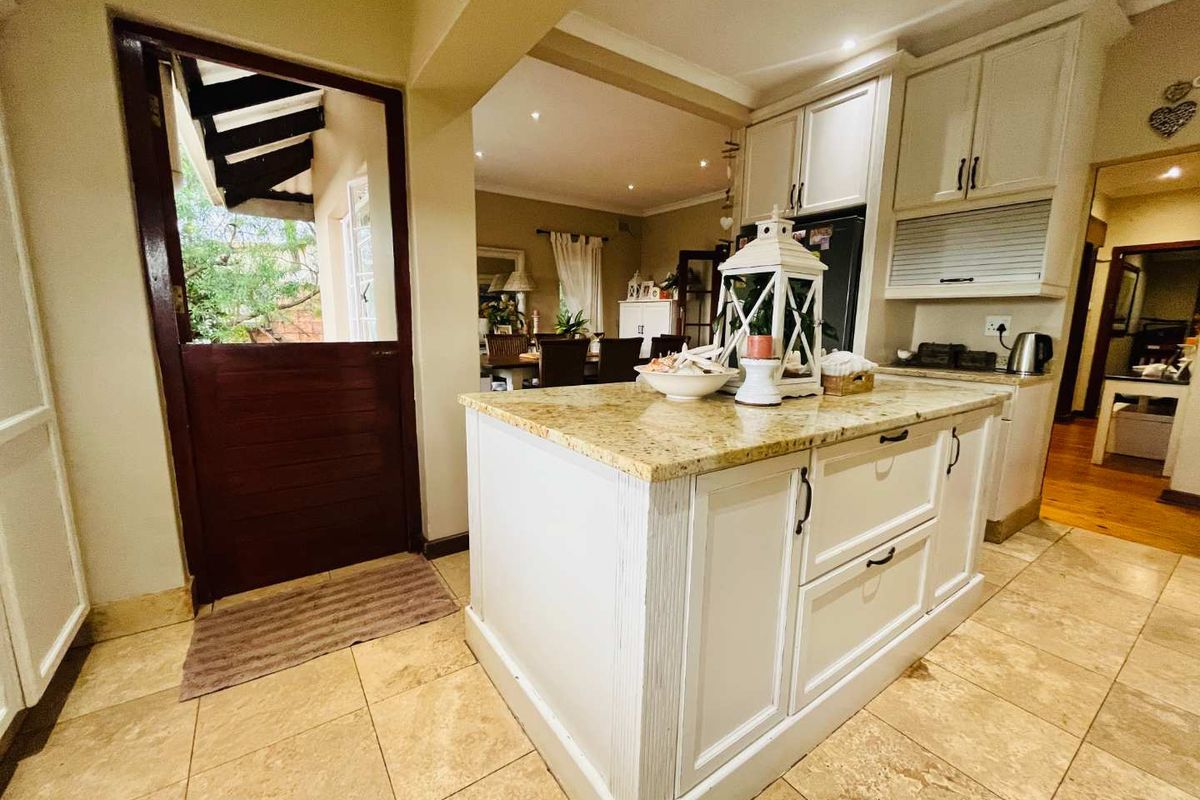 Hendra - Spacious 3-Bedroom Home with Pool, Garden & Home Office - Photo 2