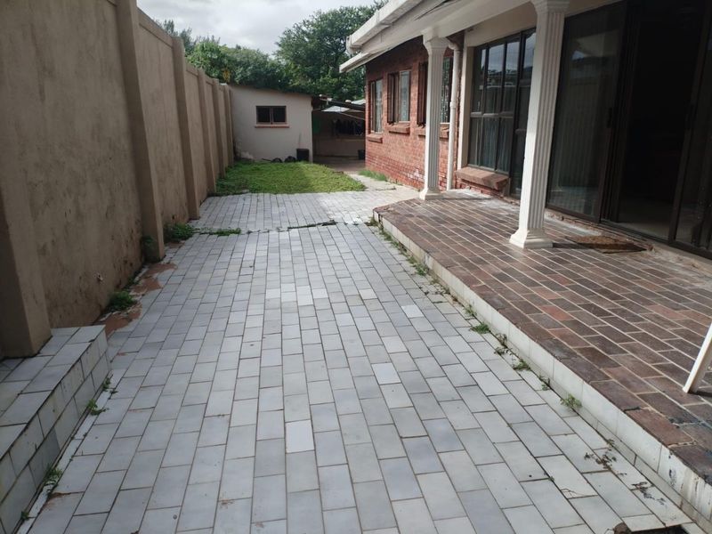 Charming 3 Bed Home with Flatlet and Garden in Woodhurst - Photo 4