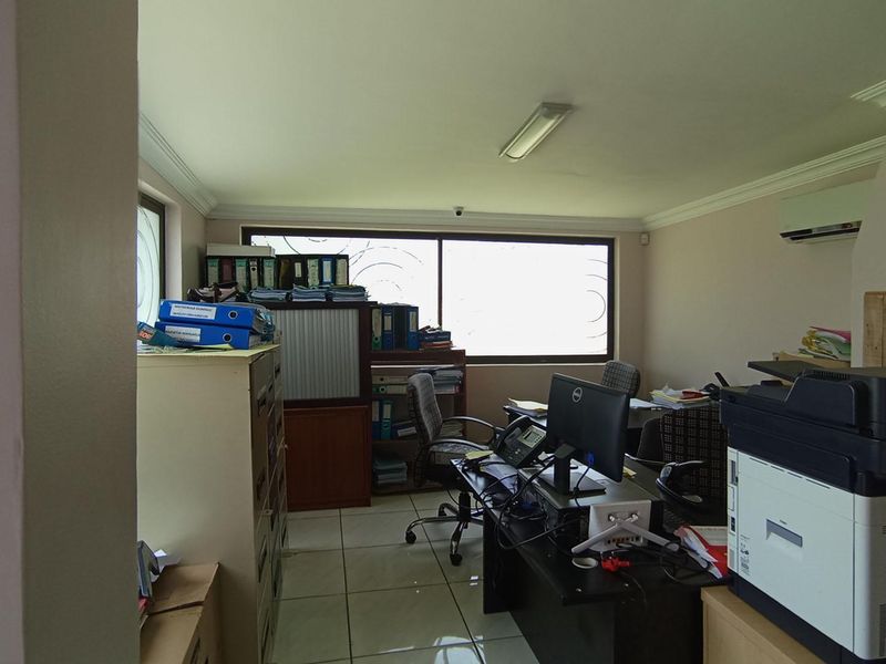 ROOIHUISKRAAL - SPACIOUS 5 BEDROOM DOUBLE STOREY FAMILY HOME - Photo 8