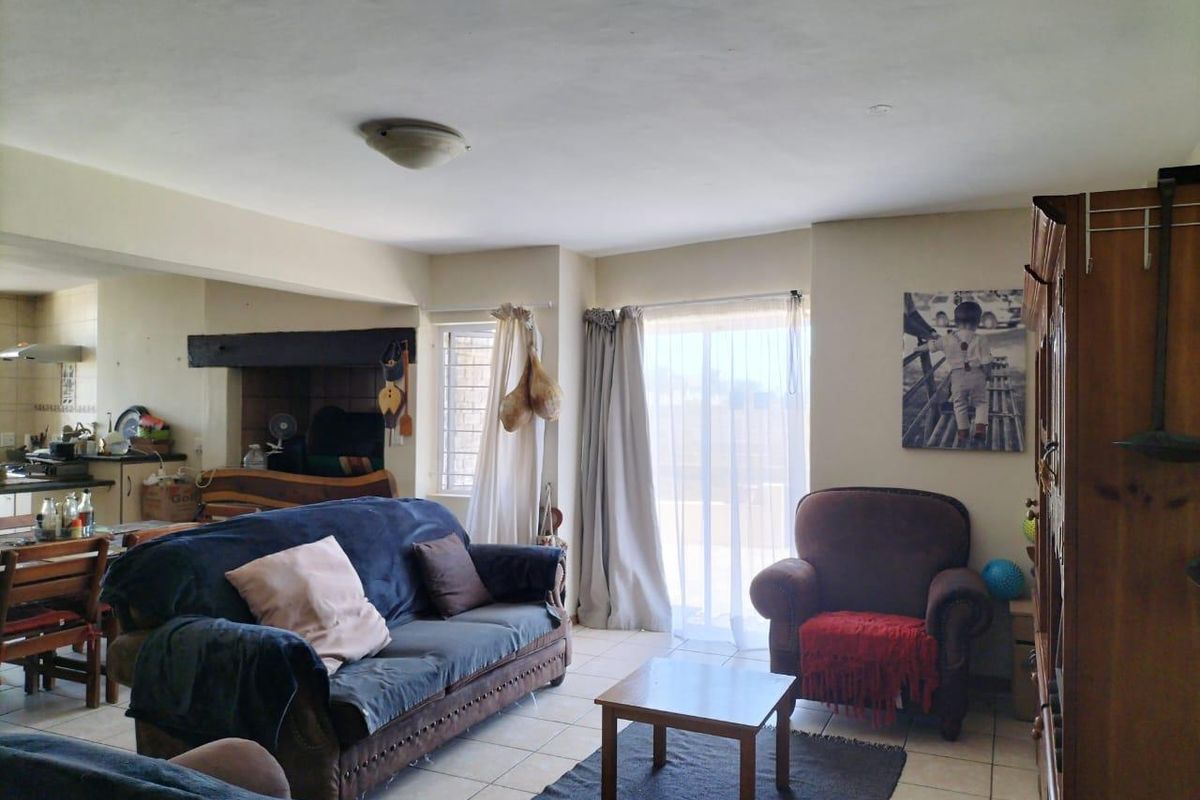 Spacious house with work from home potential - Photo 2