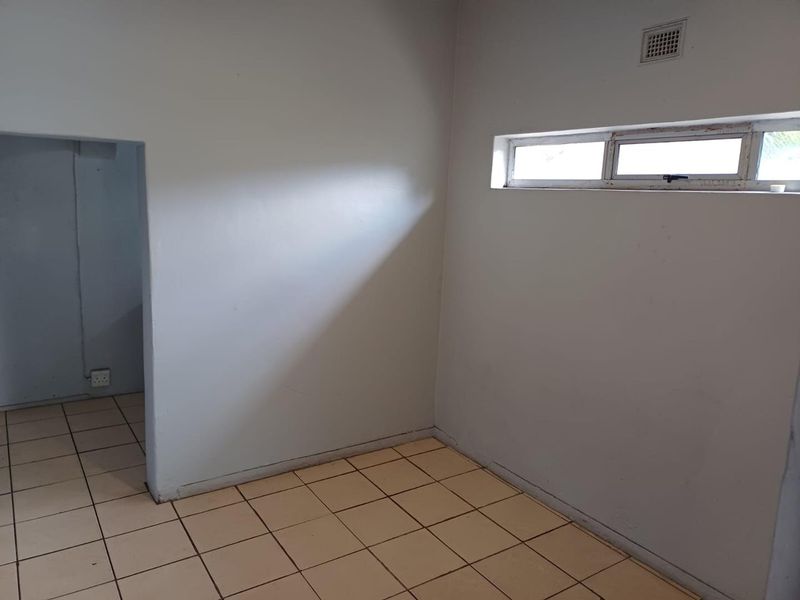 Spacious Family Home with Granny Flat, Pool & Drive-Through Garage in a Pet-Friendly Yard - Photo 10