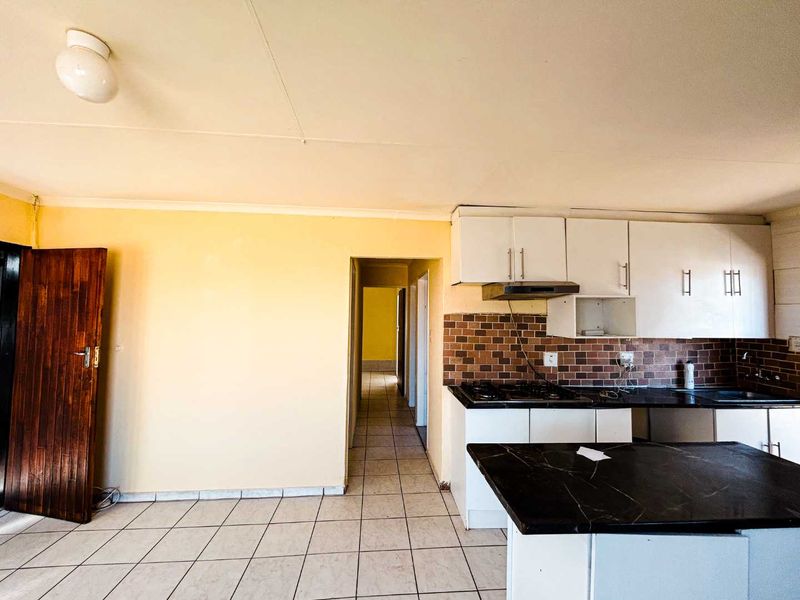 Start Your next Chapter in this Charming Naturena Home! - Photo 4