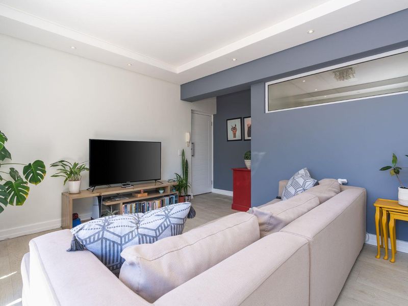 Beautifully Renovated 1-Bedroom with 45m2 Private Garden in Vredehoek - Photo 4