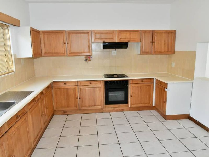 Safe and secure corner unit in small complex, near amenities - Photo 3