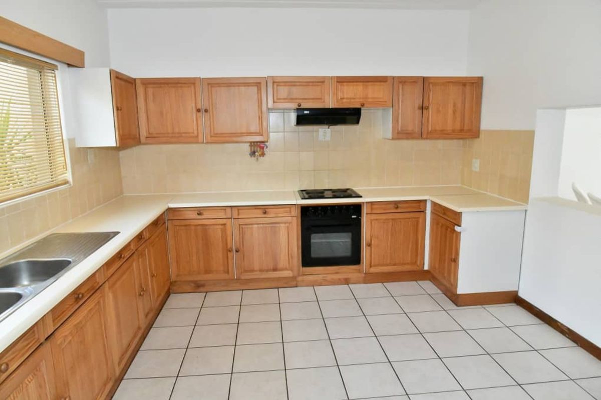Safe and secure corner unit in small complex, near amenities - Photo 3