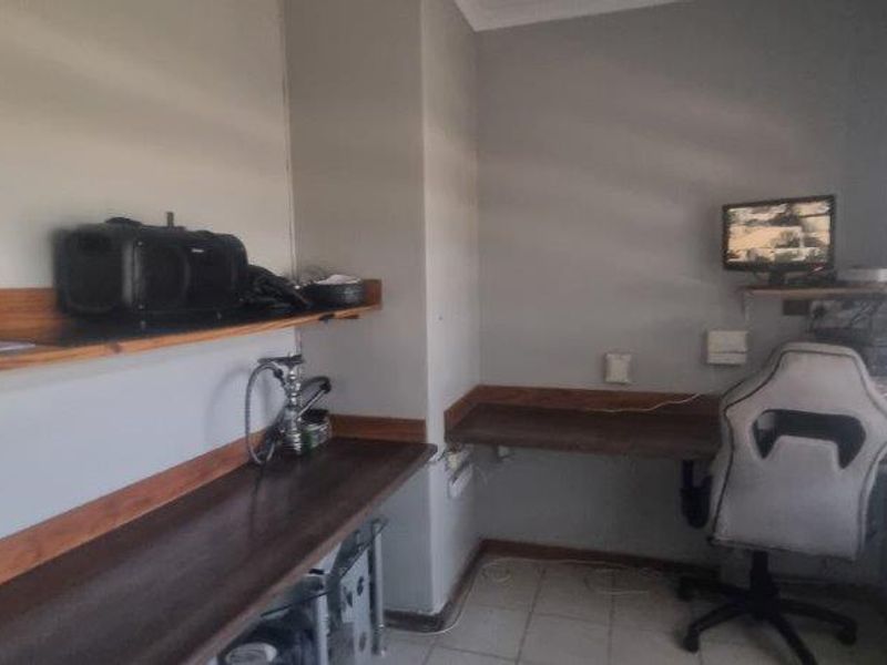 At one with Nature's tranquility. Lovely Location in Mondeor. - Photo 8