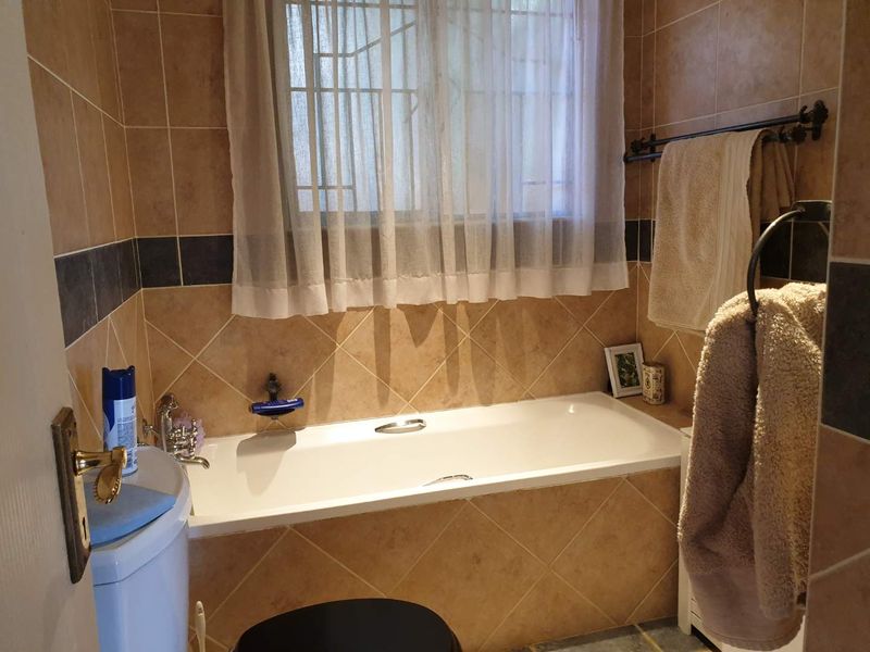 Neat and safe upmarked  2 bedroom townhouse in a double security Estate in in Boardwalk Meander B for Sale - Photo 9