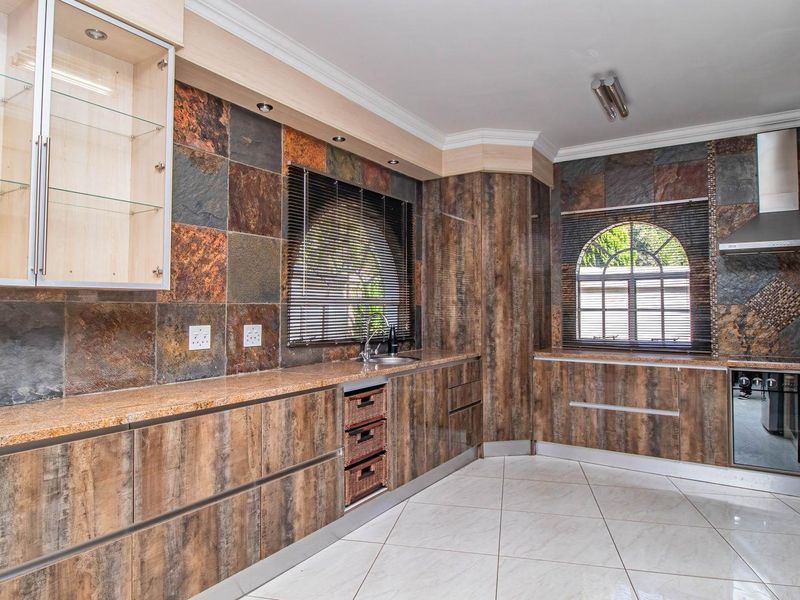 Your Dream Home Awaits in Sought-After La Como Lifestyle Estate! - Photo 3