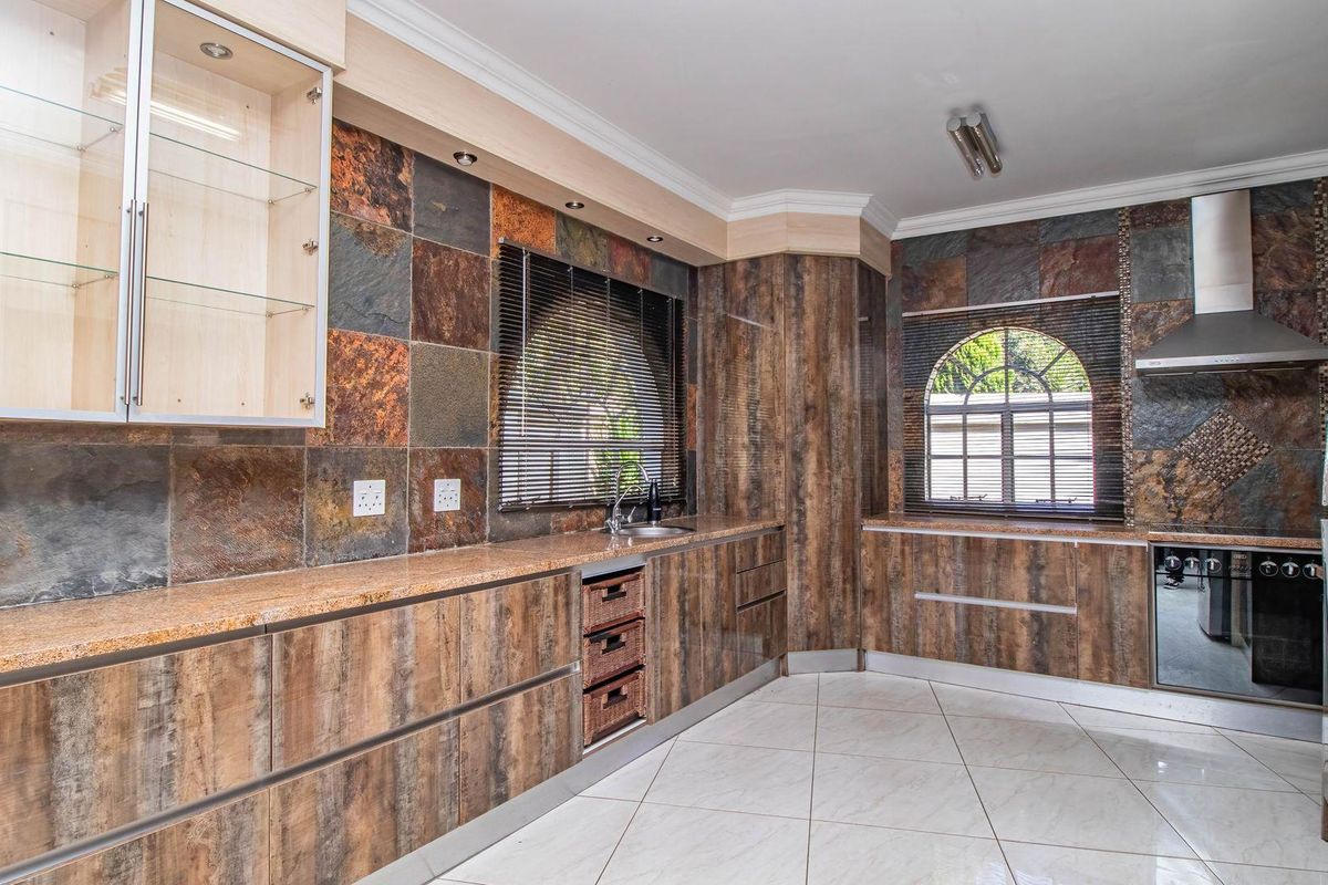 Your Dream Home Awaits in Sought-After La Como Lifestyle Estate! - Photo 3