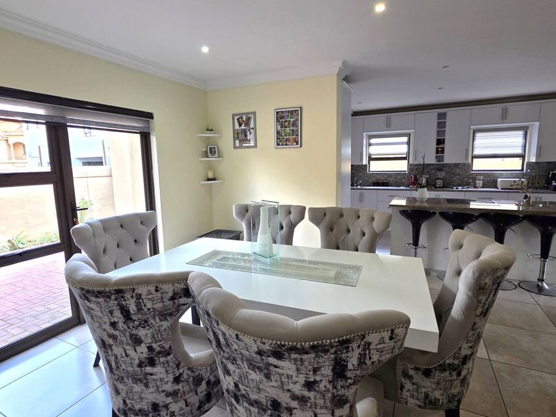 4 Bedroom Family Home in Melodie Hartbeespoort to RENT   R 24 000 - Photo 5