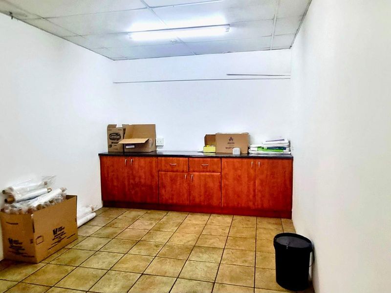 Warehouse to Let | New Germany | 1,639 m2 | Dock & Leveller - Photo 9