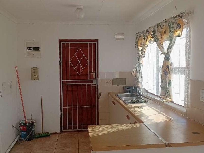 3 Bedroom House for Rent in Phakamisa, Khayelitsha - Photo 8