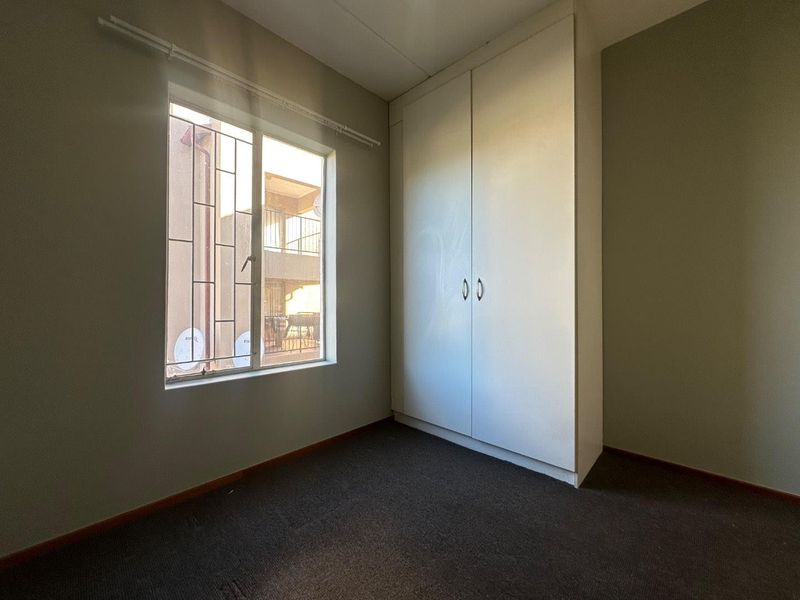 Experience contemporary living at its best in this stylish apartment, ideally situated near Fourways and Northgate Mall. - Photo 9