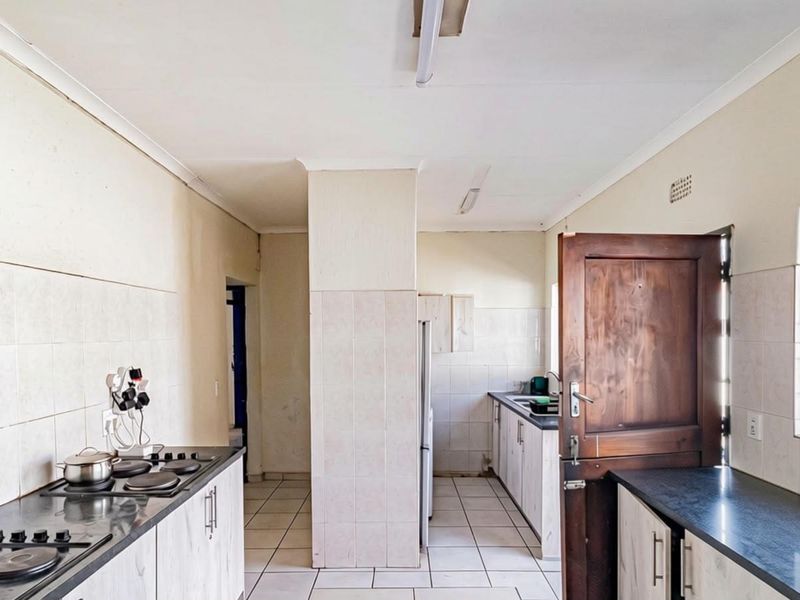 Prime Student Investment Property – Westdene – Close to UJ, Comes with Tanents - Photo 8