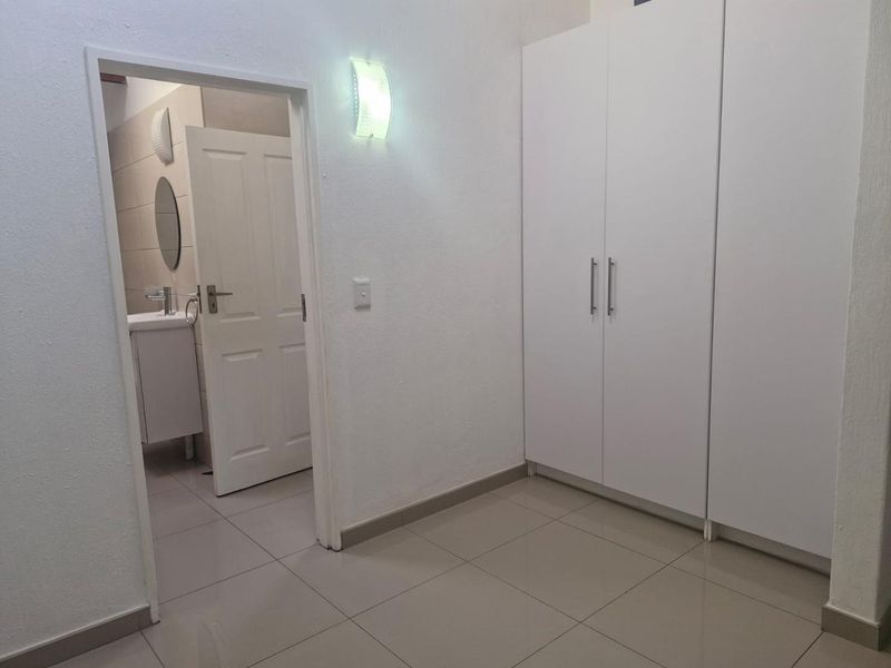 Renovated Top Floor Duplex Apartment - Photo 9