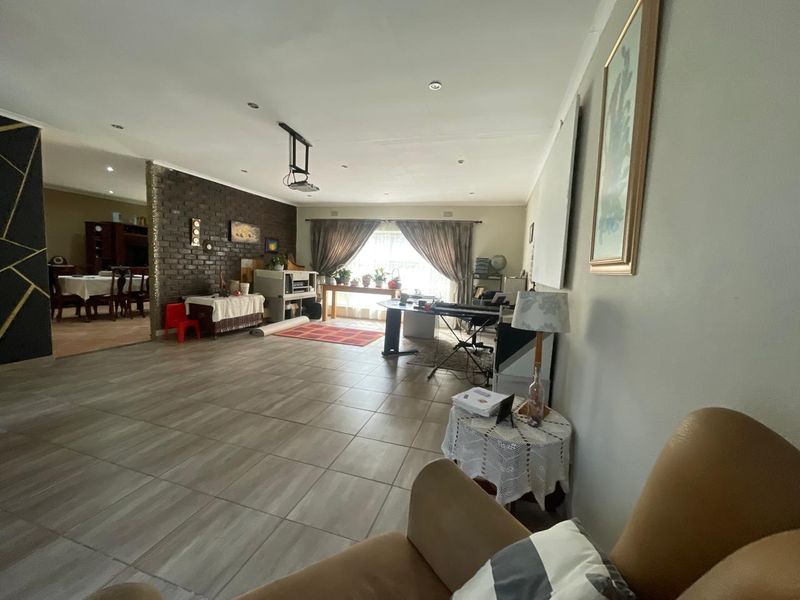 Charming Family Home with Garden Cottage and Jacuzzi - Photo 9