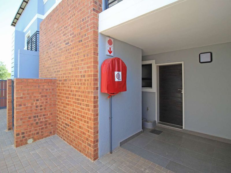 Modern 2 bedroom home in Secure Estate - Photo 4