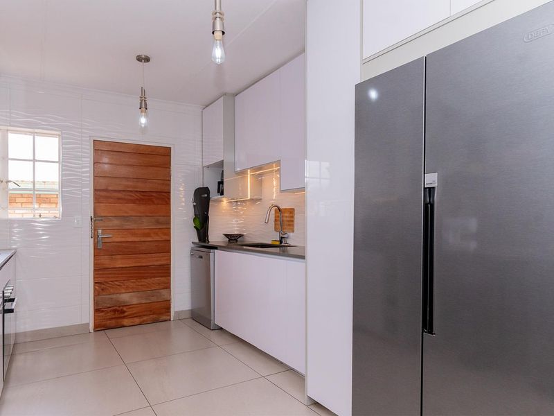 Spacious 3-Bedroom Facebrick Townhouse – Modern Living with Private Garden - Photo 8