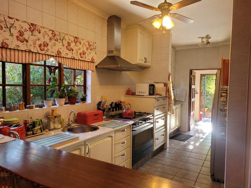 SOUGHT AFTER SECURITY ESTATE ! MAKE AN OFFER! - Photo 2