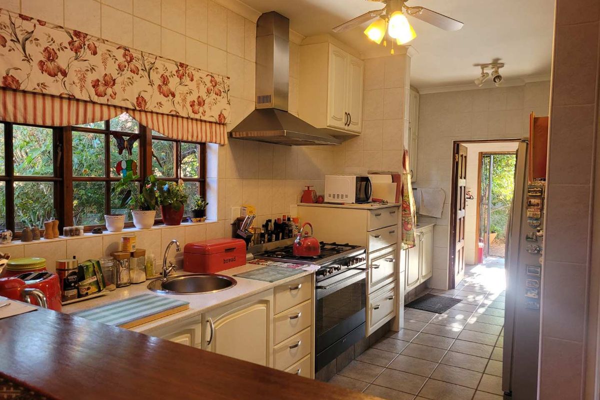 SOUGHT AFTER SECURITY ESTATE ! MAKE AN OFFER! - Photo 2