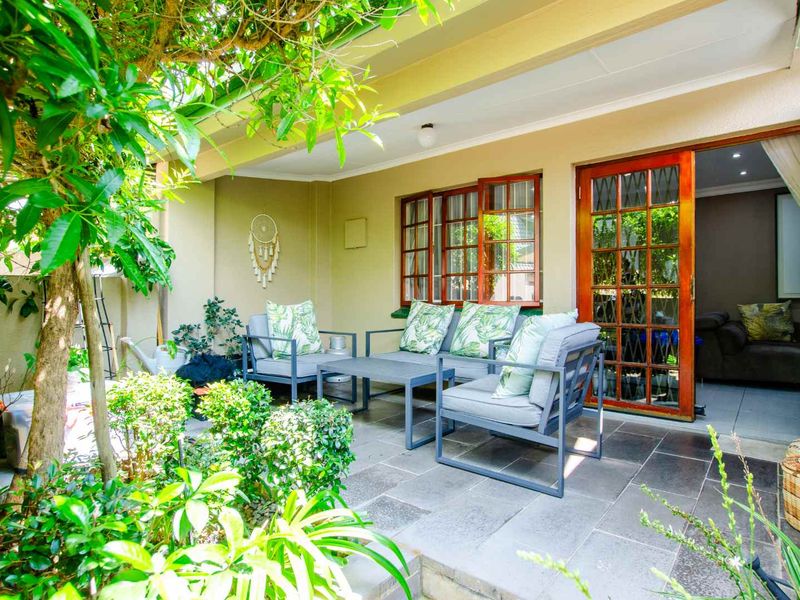 Modern, 2 Bedroom, 2 Bathroom - Photo 3