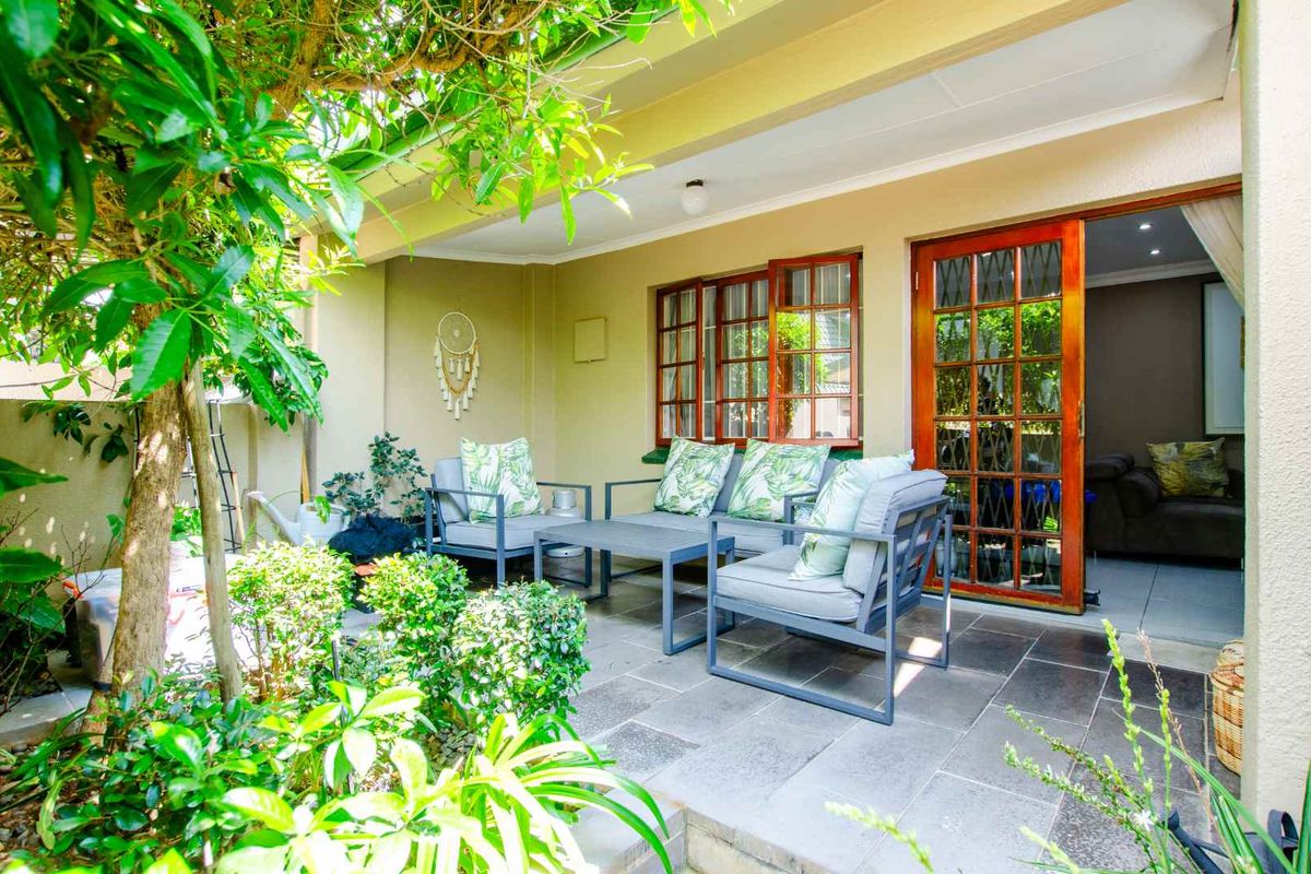 Modern, 2 Bedroom, 2 Bathroom - Photo 3