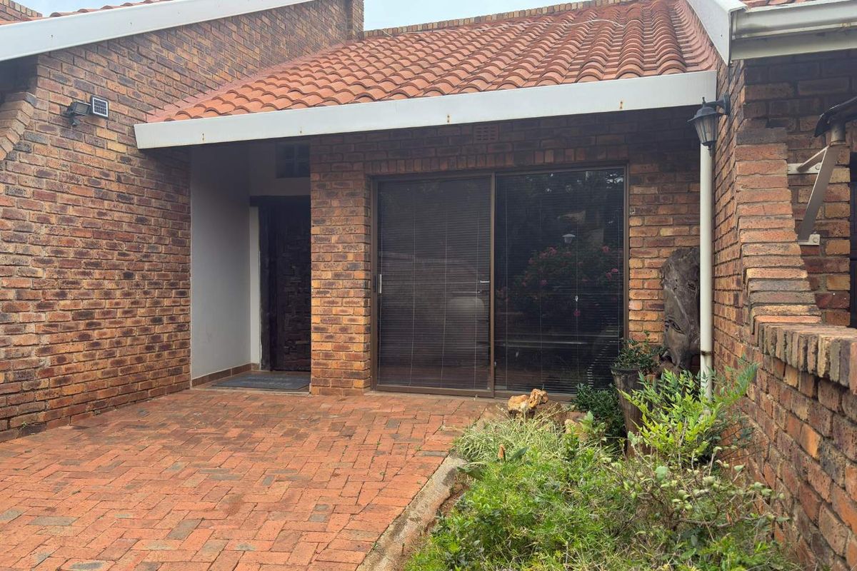 Spacious, Well Designed Living - Photo 4