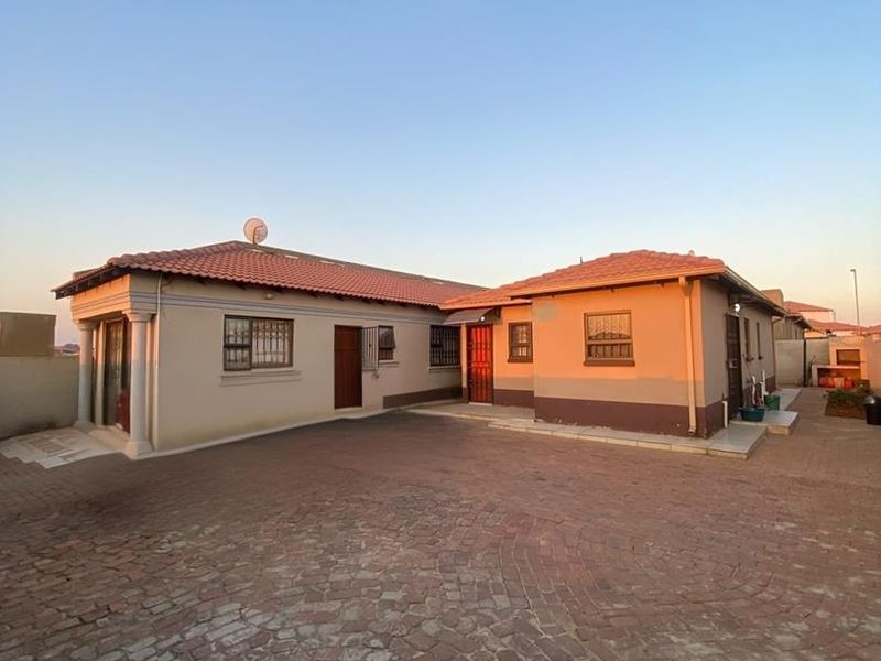 Three-Bedroom Home in Dawn City, Dawn Park  This well-positioned three-bedroom, two-bathroom home is situated in the established residential community - Photo 2