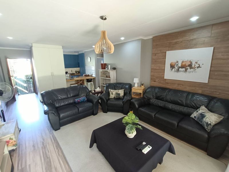 BEAUTIFUL TOWNHOUSE FOR SALE IN SECURE COMPLEX!!!! - Photo 7