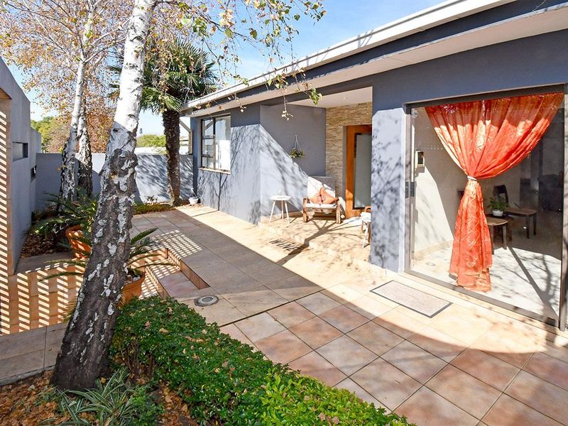 Dream Two-Ensuite Home in Norwood with Pool & Outdoor Study! - Photo 8