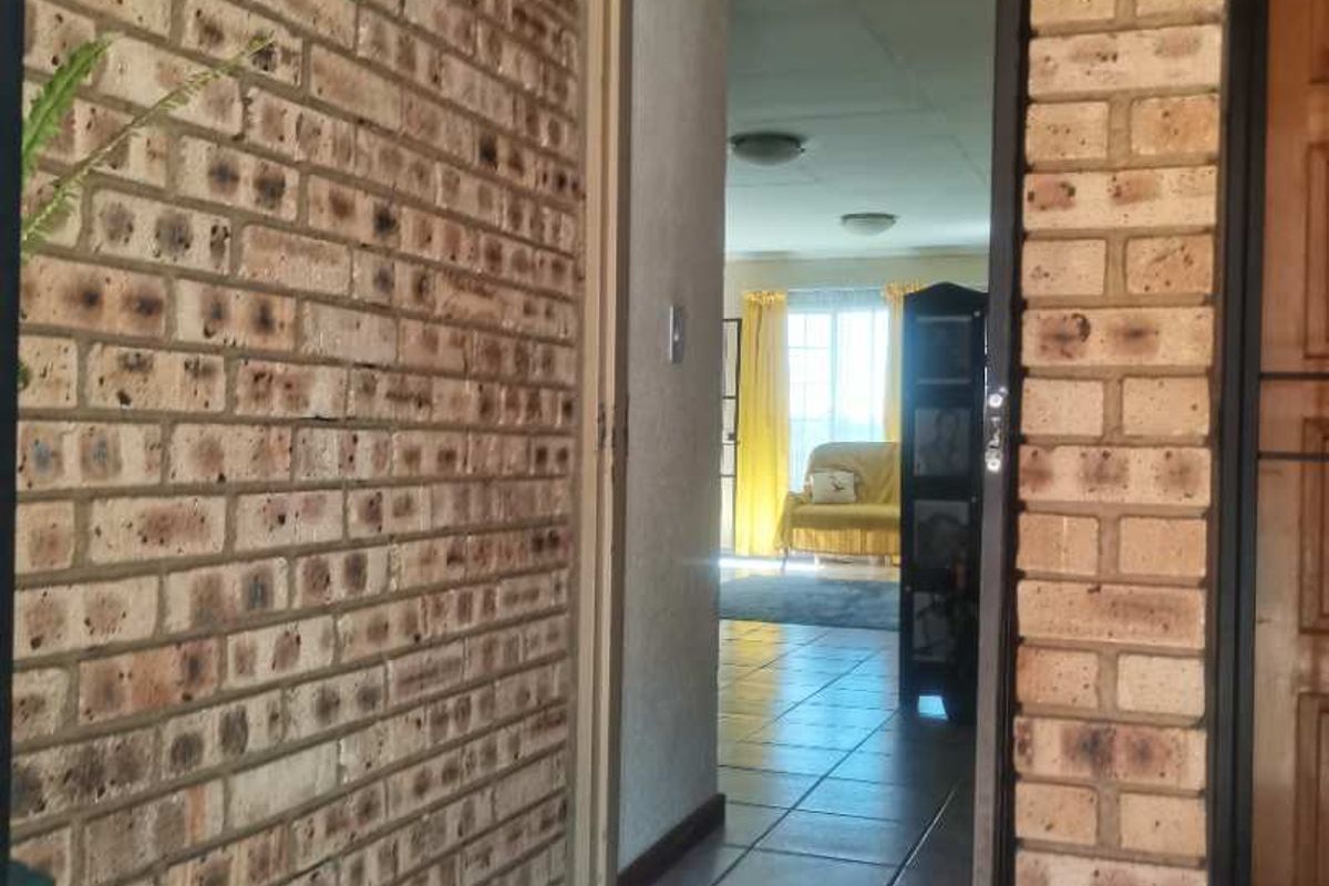 Cozy 2-Bedroom First-Floor Unit with Spacious Living - Photo 2