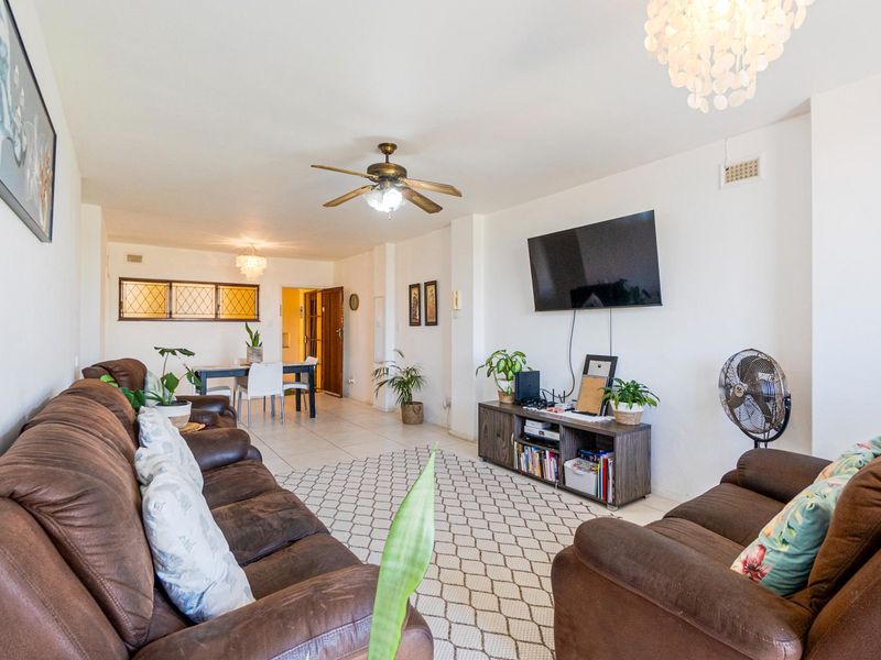 Sunlit apartment with ample space - Photo 4