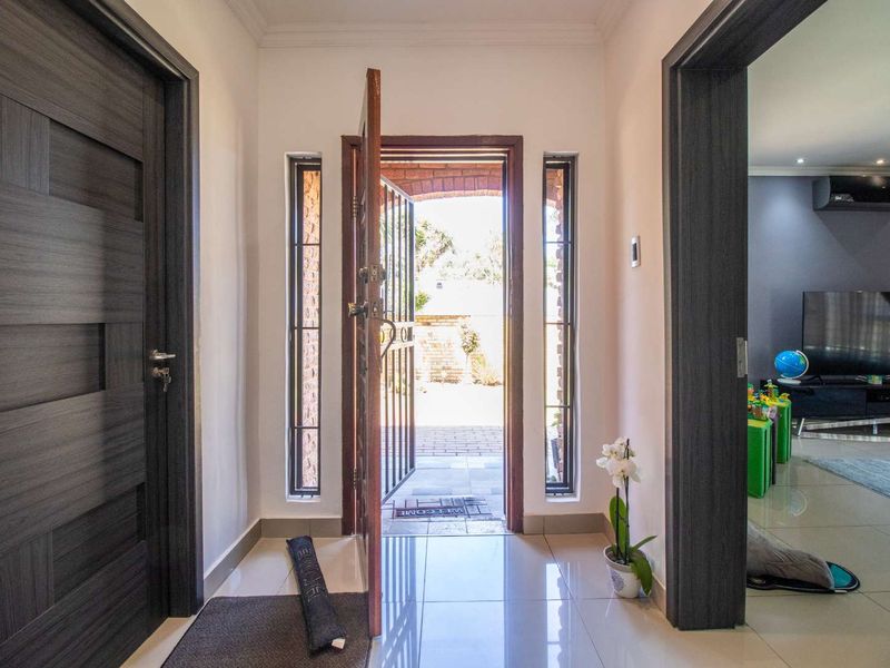 Charming Cluster Home: Perfect for Family Living! - Photo 3