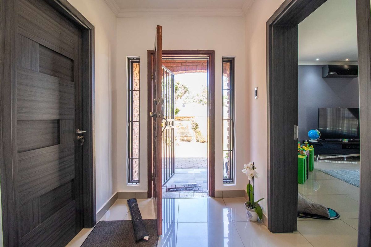 Charming Cluster Home: Perfect for Family Living! - Photo 3