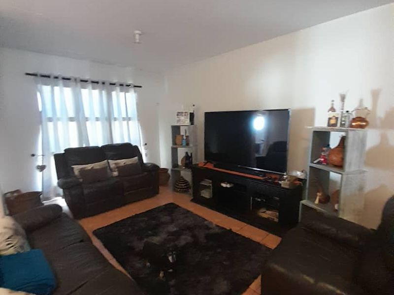 SPACIOUS APARTMENT IN A SAFE COMPLEX! - Photo 8