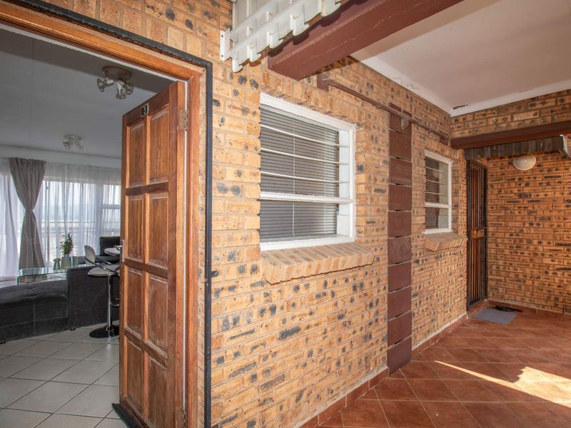 Your Dream 2-Bedroom Retreat with Mountain Views - Photo 6